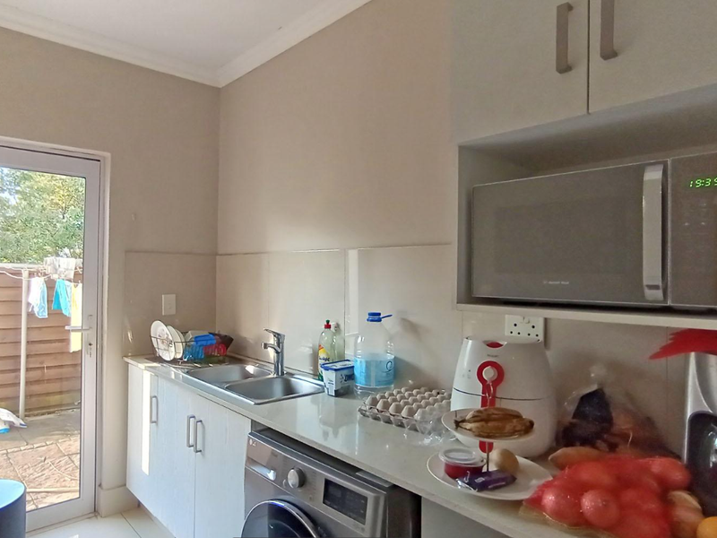 Spacious Townhouse in a Prime, Secure Estate - Photo 8