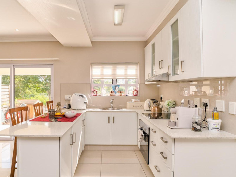 Spacious Townhouse in a Prime, Secure Estate - Photo 7