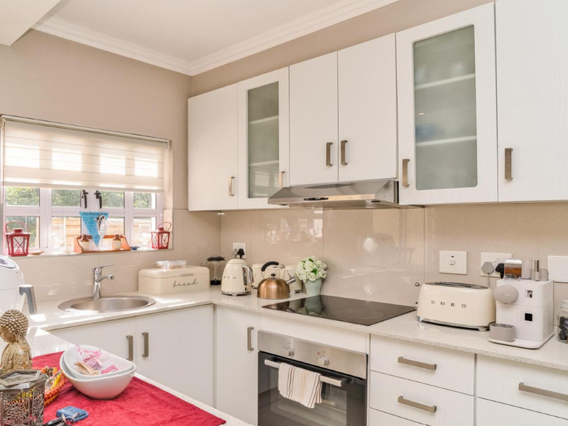 Spacious Townhouse in a Prime, Secure Estate - Photo 6