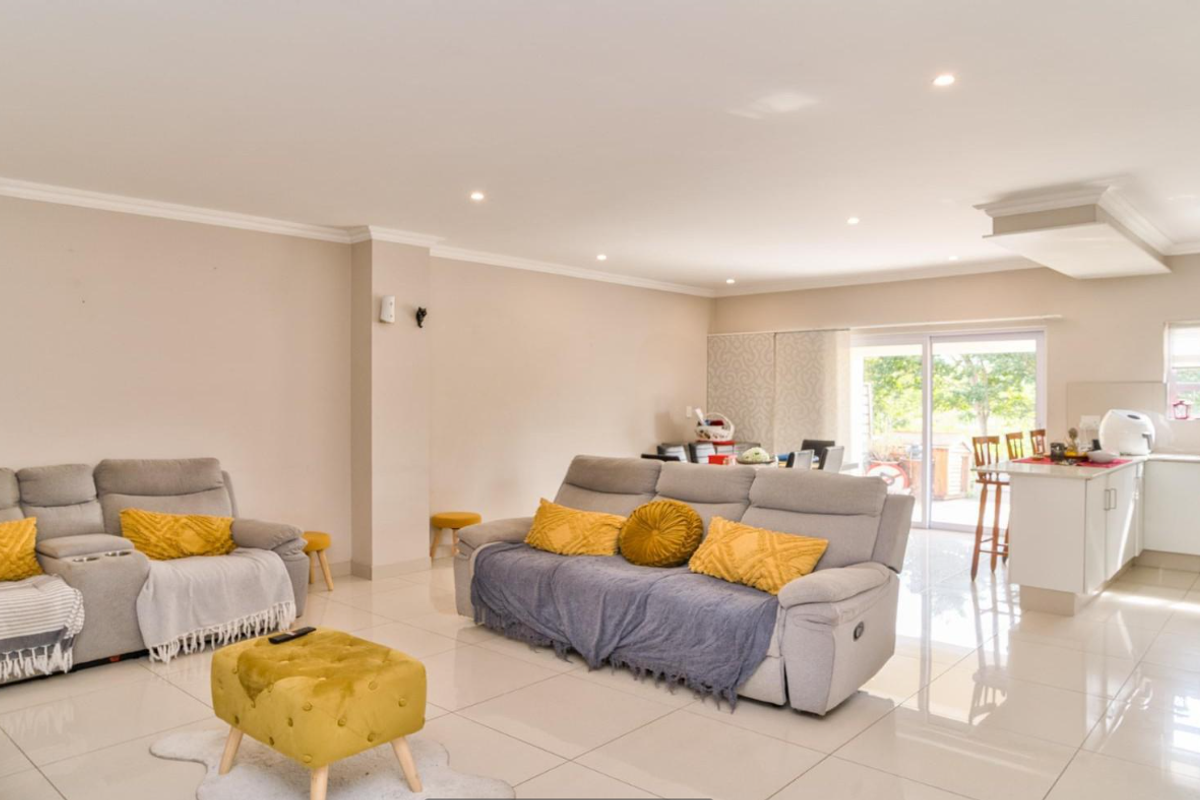 Spacious Townhouse in a Prime, Secure Estate - Photo 2