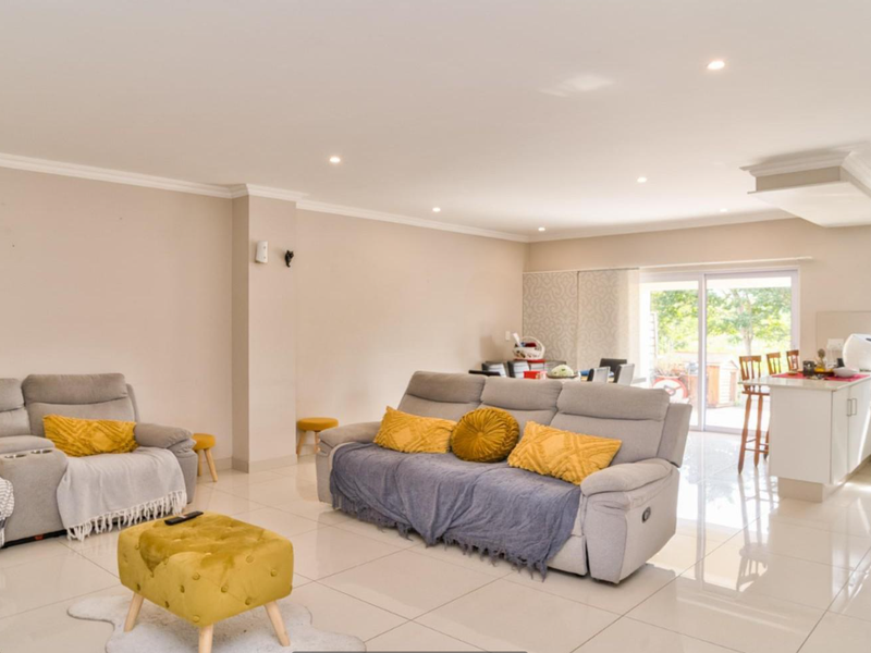 Spacious Townhouse in a Prime, Secure Estate - Photo 2