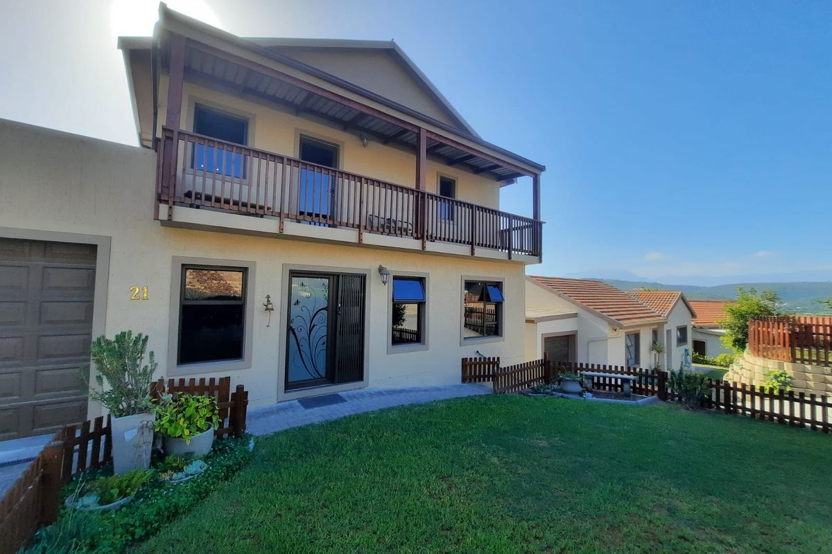 Tranquil Estate Living: 3-Bedroom Country-Style Home with Spectacular Views - Photo 5