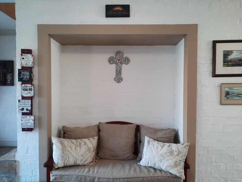 Tranquil Estate Living: 3-Bedroom Country-Style Home with Spectacular Views - Photo 10