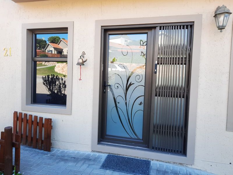 Tranquil Estate Living: 3-Bedroom Country-Style Home with Spectacular Views - Photo 9