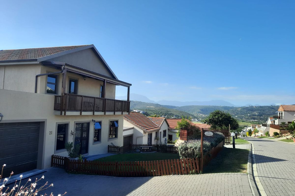 Tranquil Estate Living: 3-Bedroom Country-Style Home with Spectacular Views - Photo 2