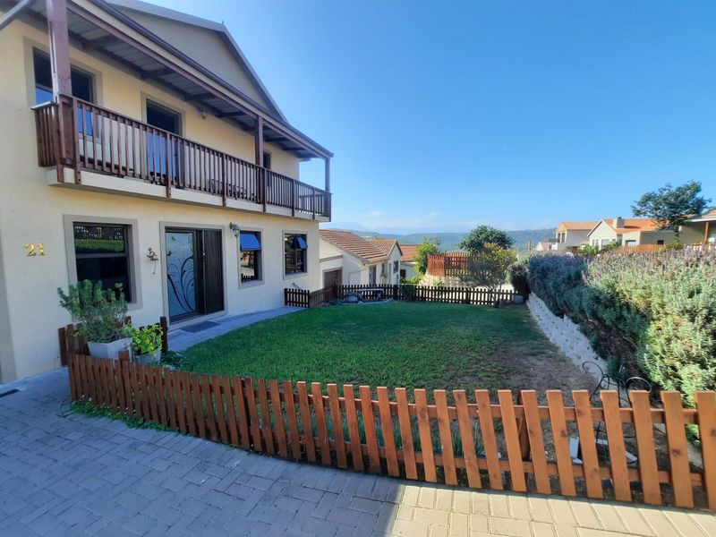 Tranquil Estate Living: 3-Bedroom Country-Style Home with Spectacular Views - Photo 4