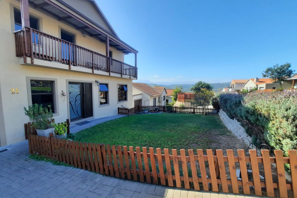 Tranquil Estate Living: 3-Bedroom Country-Style Home with Spectacular Views - Photo 4