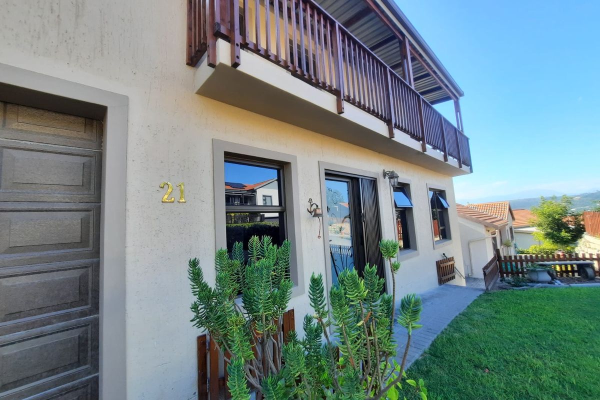 Tranquil Estate Living: 3-Bedroom Country-Style Home with Spectacular Views - Photo 3