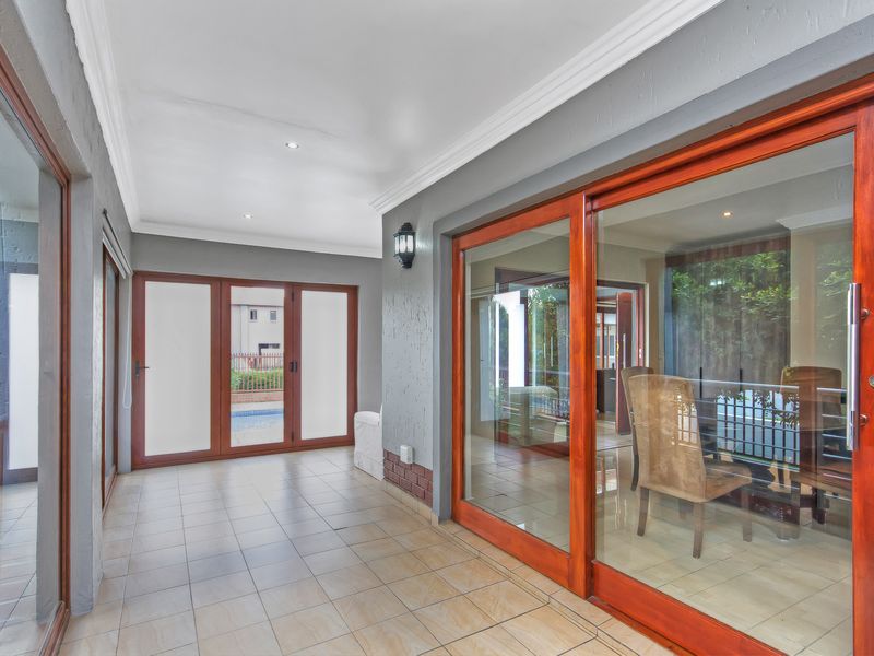 A Private Palm-Framed Sanctuary Blending Contemporary Luxury with Farm-Inspired Design - Photo 10