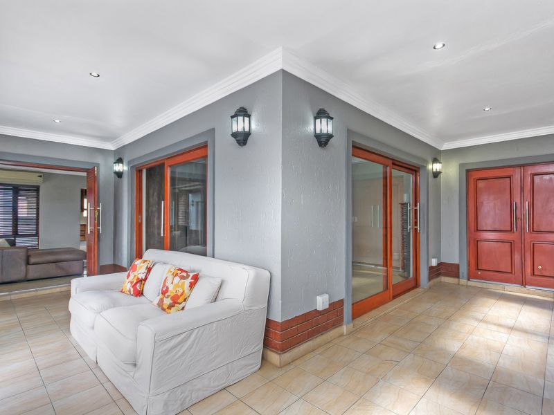 A Private Palm-Framed Sanctuary Blending Contemporary Luxury with Farm-Inspired Design - Photo 9