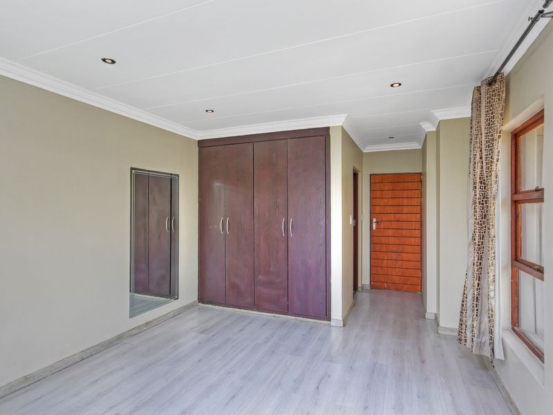 A Secluded Panhandle Estate of Space, Light, and Greenbelt Serenity - Photo 7