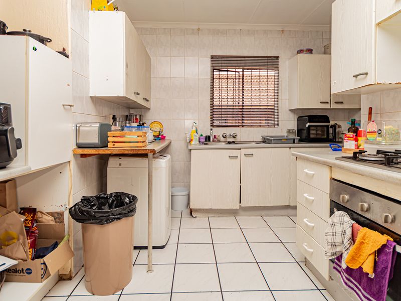 Neat Facebrick Home, 2 Bedrooms ,1.5 Bathrooms ,Secure & Low Maintenance - Photo 6