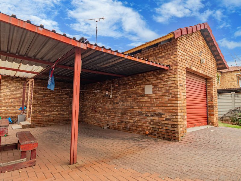 Neat Facebrick Home, 2 Bedrooms ,1.5 Bathrooms ,Secure & Low Maintenance - Photo 1