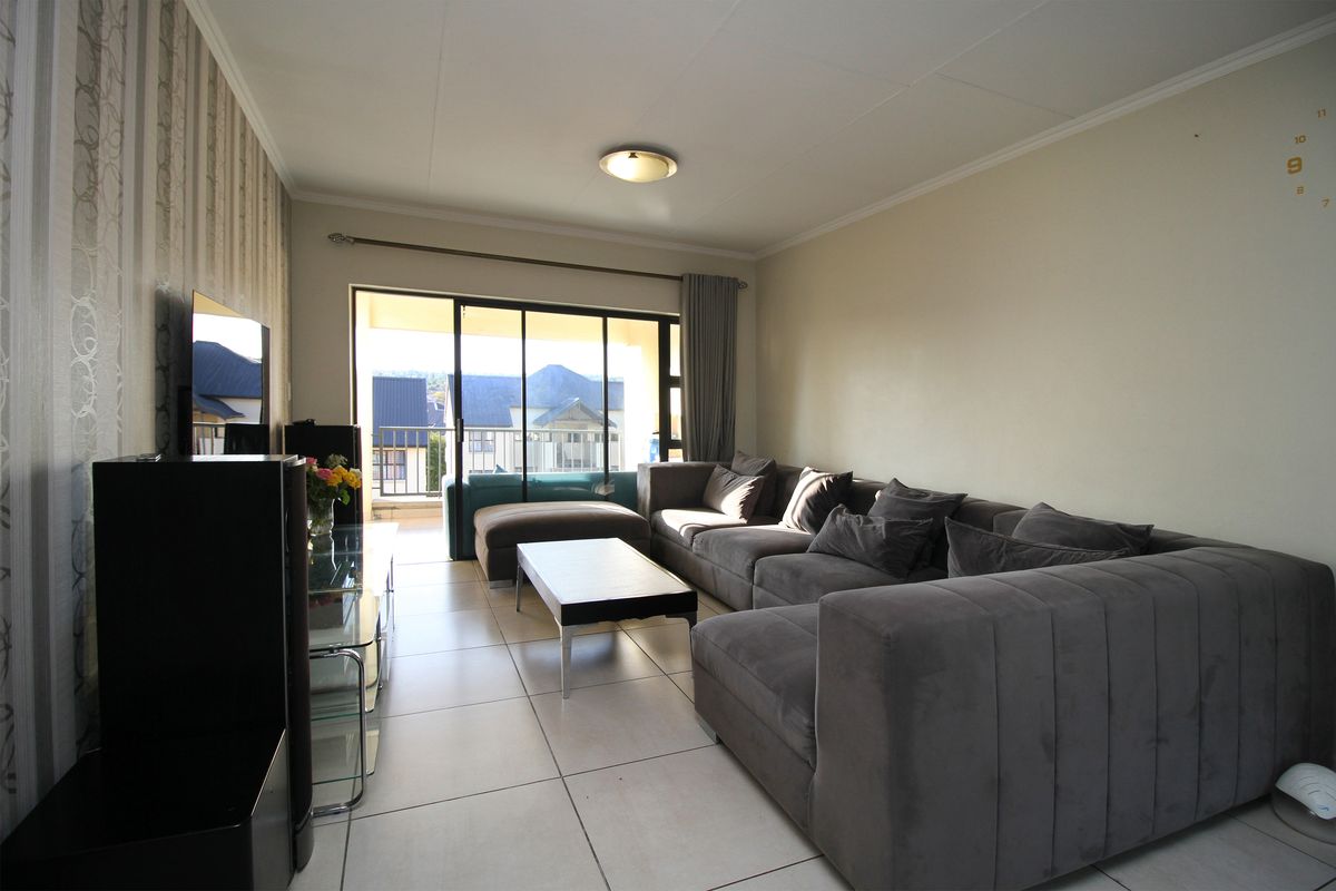 Top-Floor 2-Bedroom, 2-Bathroom Apartment for Rent in Kyalami Hills Lifestyle Complex - Photo 3