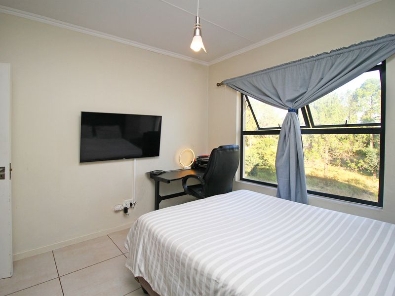 Top-Floor 2-Bedroom, 2-Bathroom Apartment for Rent in Kyalami Hills Lifestyle Complex - Photo 9