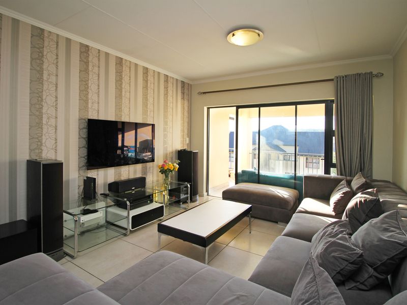 Top-Floor 2-Bedroom, 2-Bathroom Apartment for Rent in Kyalami Hills Lifestyle Complex - Photo 2