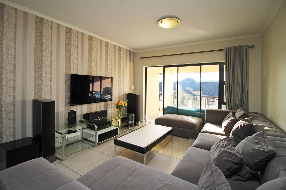 Top-Floor 2-Bedroom, 2-Bathroom Apartment for Rent in Kyalami Hills Lifestyle Complex - Photo 2