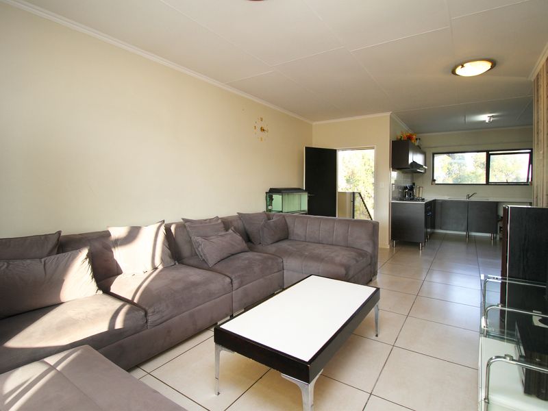 Top-Floor 2-Bedroom, 2-Bathroom Apartment for Rent in Kyalami Hills Lifestyle Complex - Photo 4