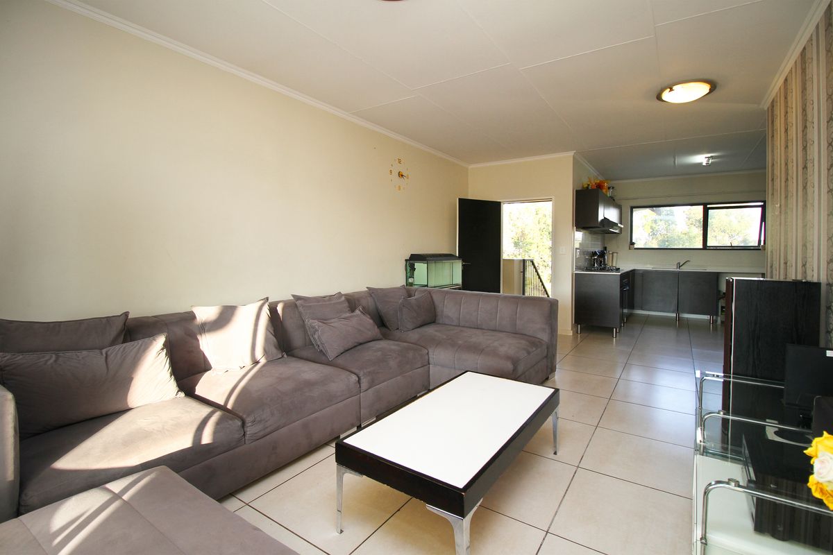 Top-Floor 2-Bedroom, 2-Bathroom Apartment for Rent in Kyalami Hills Lifestyle Complex - Photo 4