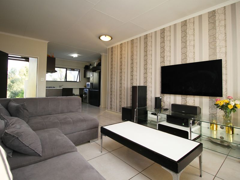 Top-Floor 2-Bedroom, 2-Bathroom Apartment for Rent in Kyalami Hills Lifestyle Complex - Photo 5