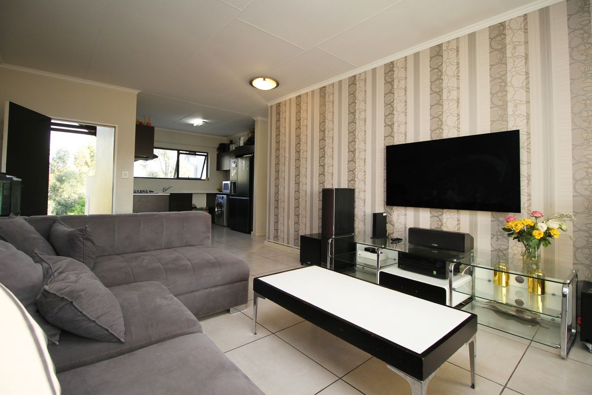 Top-Floor 2-Bedroom, 2-Bathroom Apartment for Rent in Kyalami Hills Lifestyle Complex - Photo 5