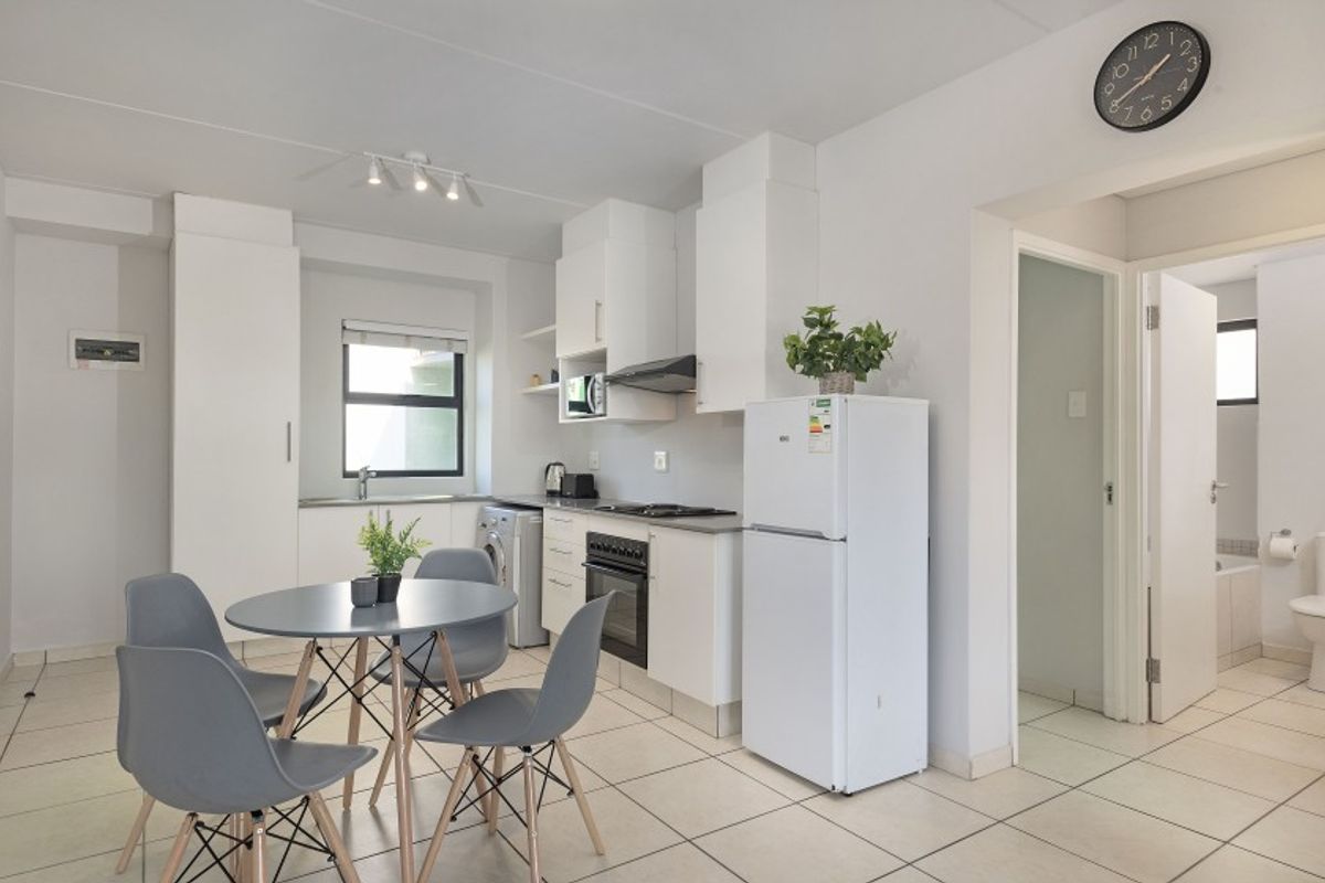 Charming 2-bedroom garden apartment for a great investment or starter home! - Photo 4