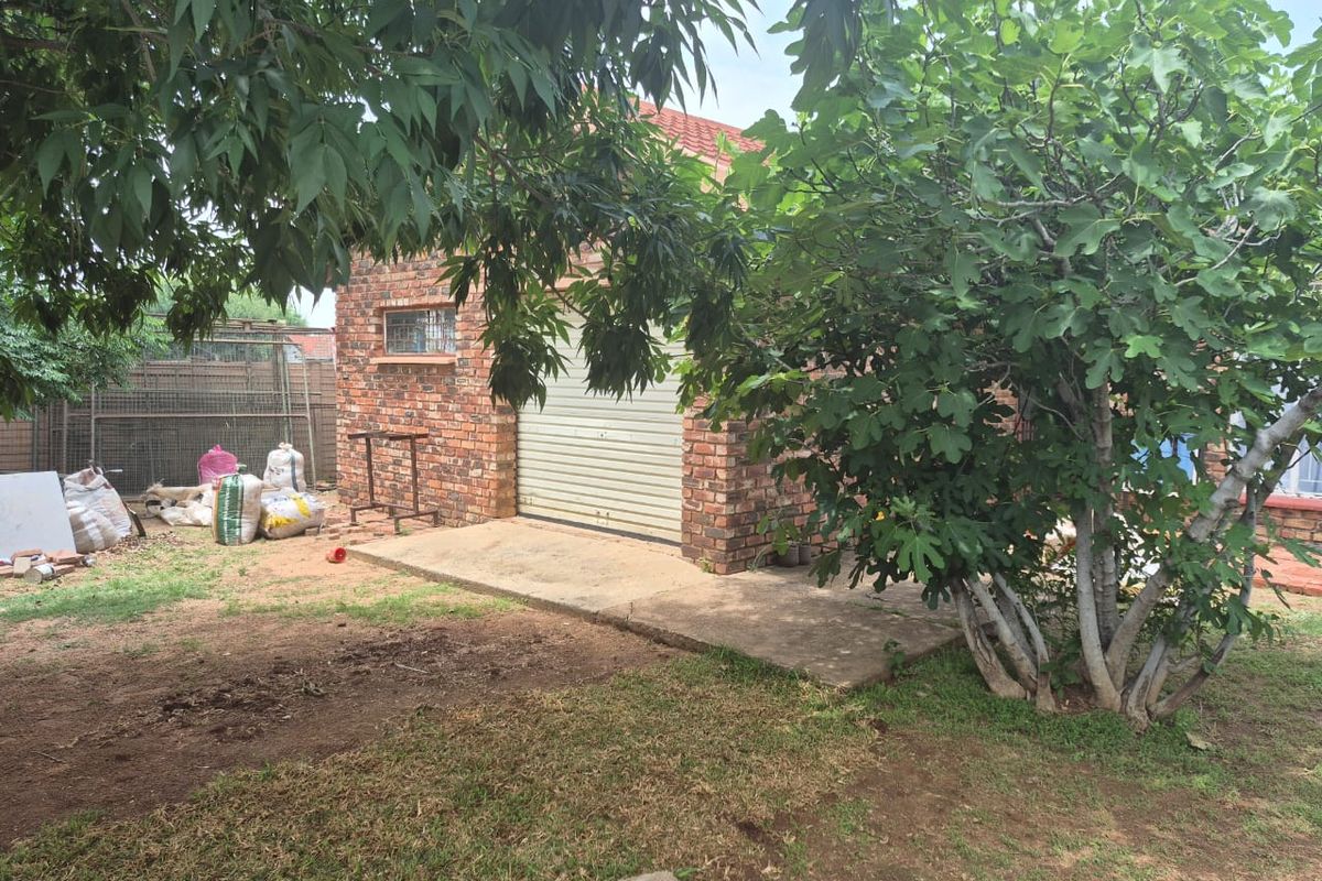 Spacious family living in a prime location - Photo 3