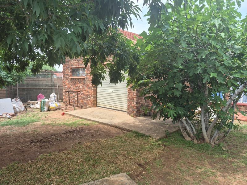 Spacious family living in a prime location - Photo 3