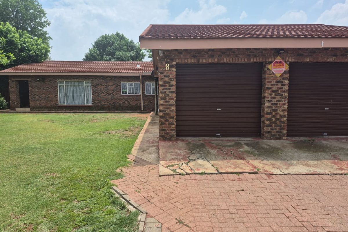 Spacious family living in a prime location - Photo 2