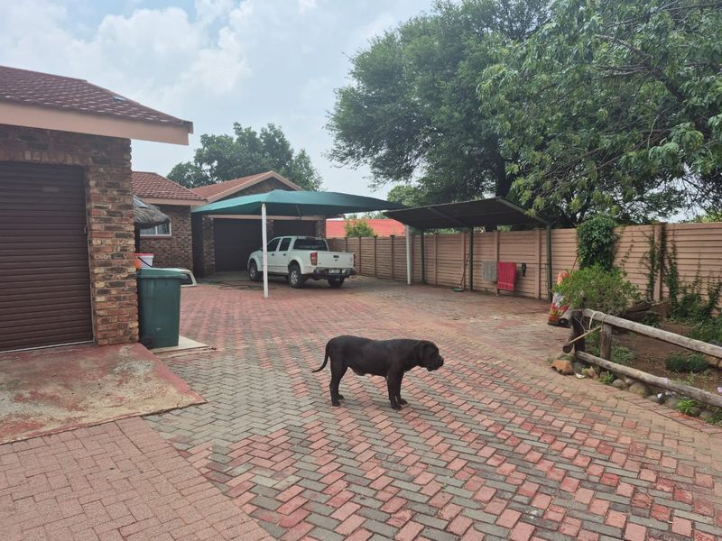 Spacious family living in a prime location - Photo 5