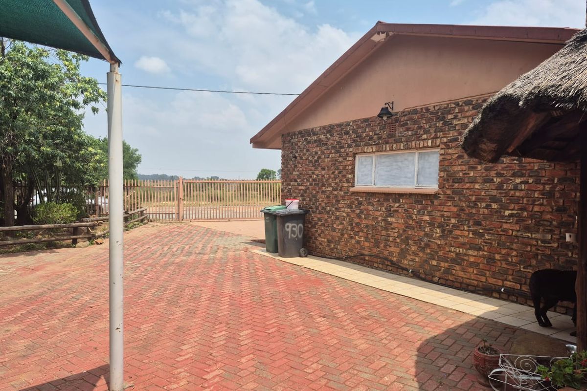 Spacious family living in a prime location - Photo 4