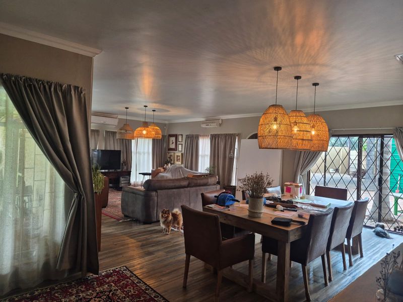 SPACIOUS FAMILY HOME WITH FLATLET AND EXCEPTIONAL EXTRAS - Photo 5