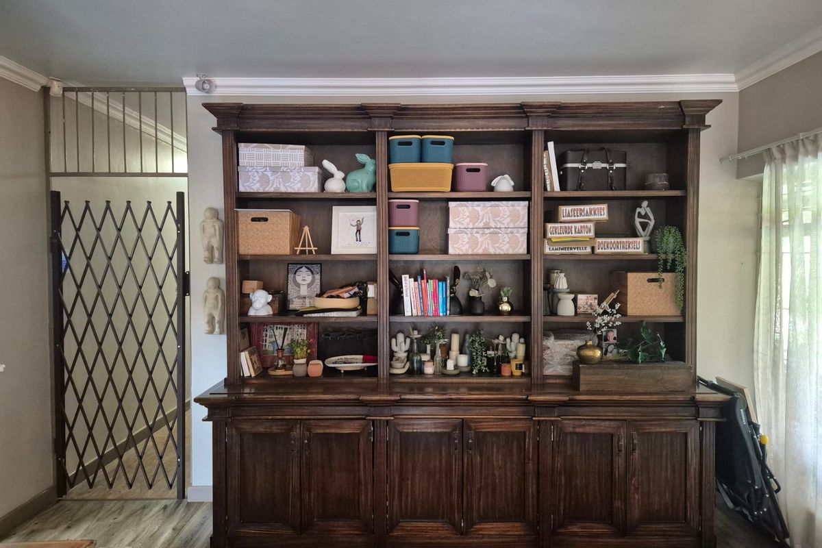 SPACIOUS FAMILY HOME WITH FLATLET AND EXCEPTIONAL EXTRAS - Photo 4