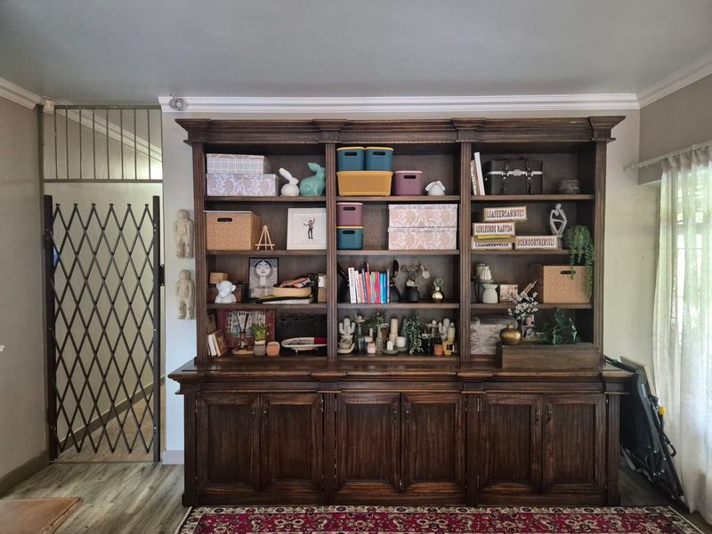 SPACIOUS FAMILY HOME WITH FLATLET AND EXCEPTIONAL EXTRAS - Photo 4