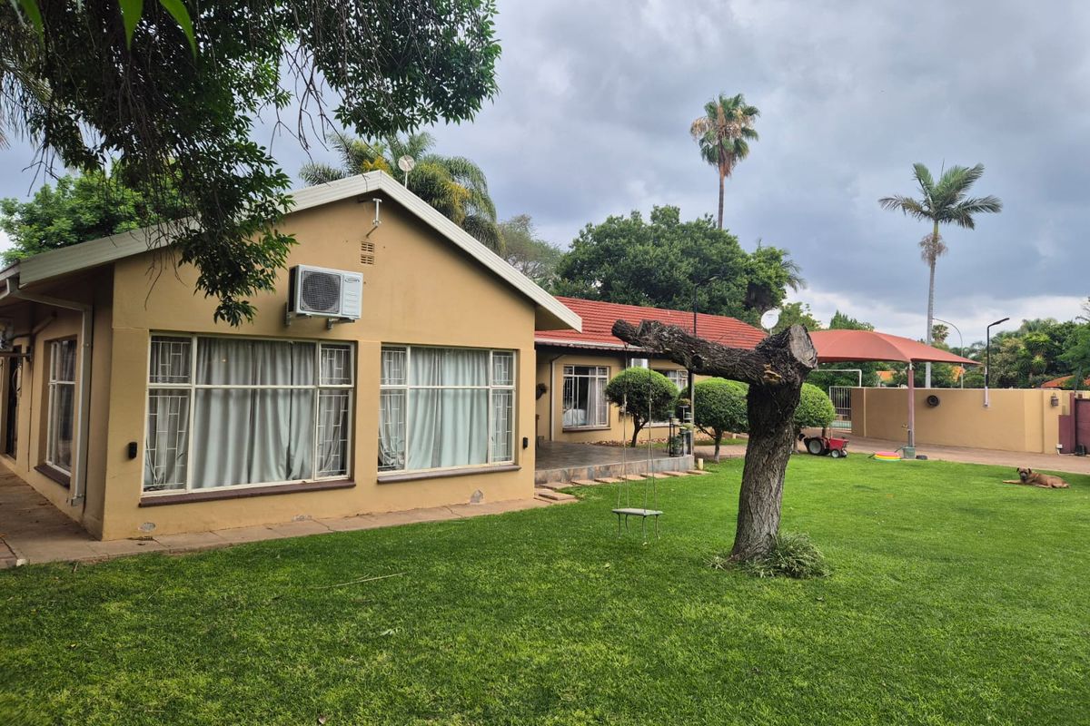 SPACIOUS FAMILY HOME WITH FLATLET AND EXCEPTIONAL EXTRAS - Photo 2