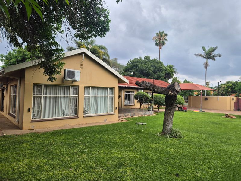 SPACIOUS FAMILY HOME WITH FLATLET AND EXCEPTIONAL EXTRAS - Photo 2