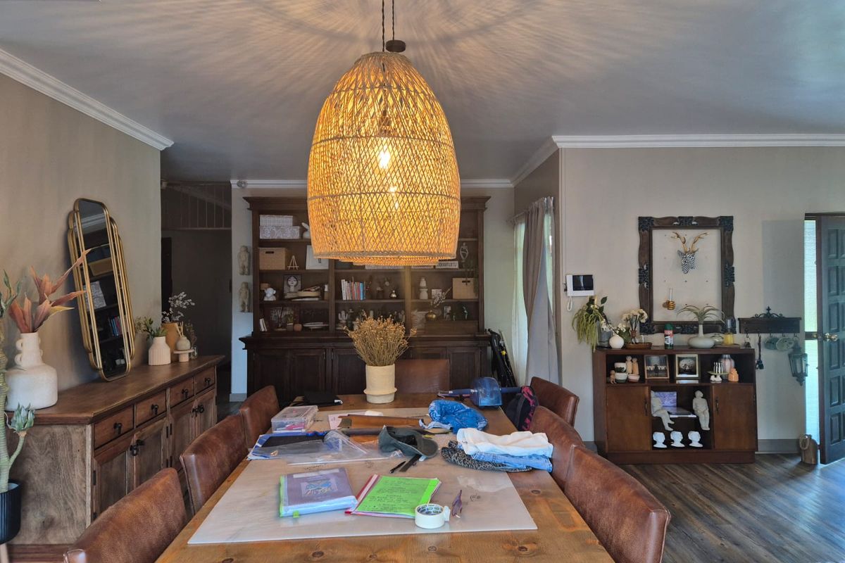 SPACIOUS FAMILY HOME WITH FLATLET AND EXCEPTIONAL EXTRAS - Photo 3