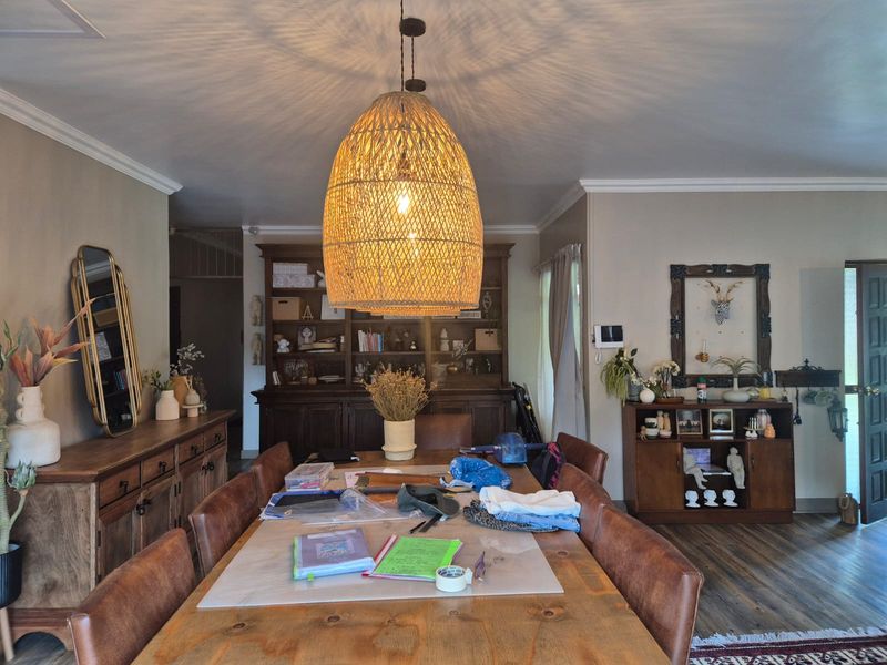 SPACIOUS FAMILY HOME WITH FLATLET AND EXCEPTIONAL EXTRAS - Photo 3