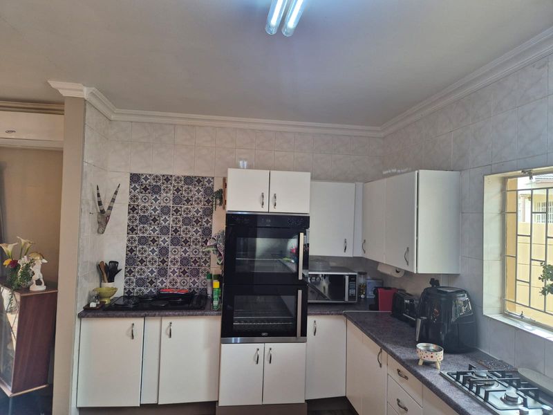 SPACIOUS FAMILY HOME WITH FLATLET AND EXCEPTIONAL EXTRAS - Photo 10