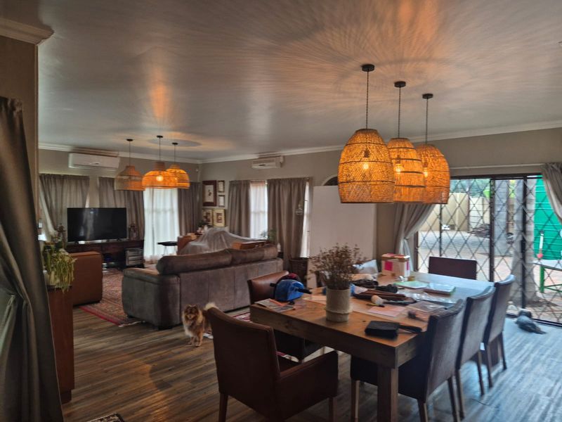 SPACIOUS FAMILY HOME WITH FLATLET AND EXCEPTIONAL EXTRAS - Photo 8