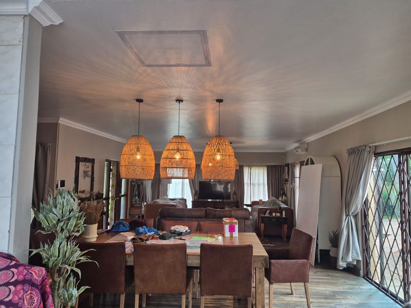 SPACIOUS FAMILY HOME WITH FLATLET AND EXCEPTIONAL EXTRAS - Photo 9