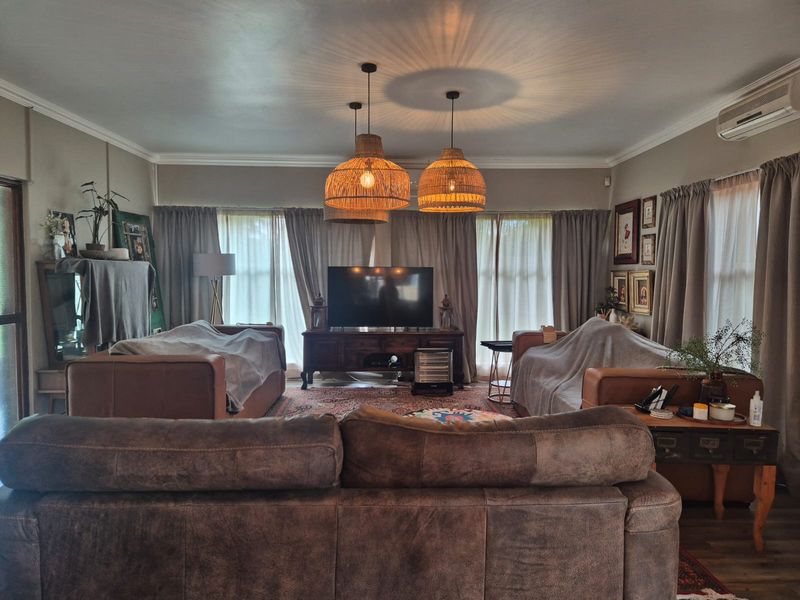 SPACIOUS FAMILY HOME WITH FLATLET AND EXCEPTIONAL EXTRAS - Photo 7