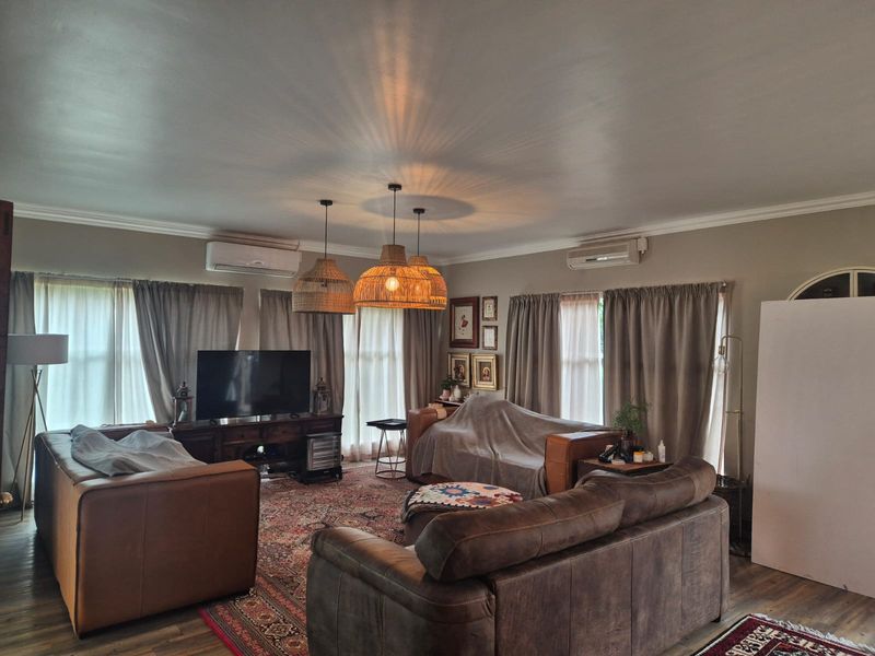 SPACIOUS FAMILY HOME WITH FLATLET AND EXCEPTIONAL EXTRAS - Photo 6