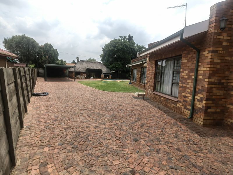 Well maintained family home with a Lapa and swimming pool in sought after area - Photo 6