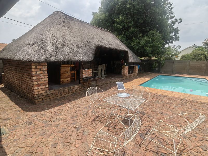 Well maintained family home with a Lapa and swimming pool in sought after area - Photo 4