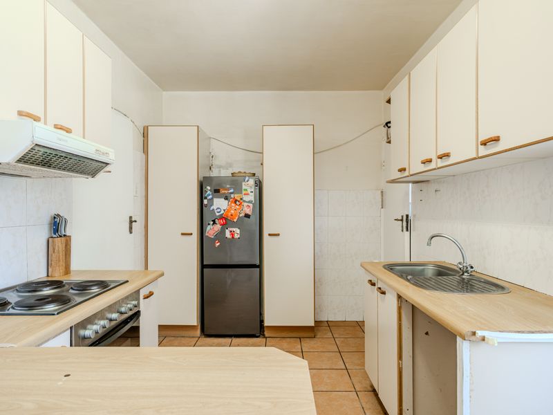 Unlock the Potential of This Sea Point Apartment! - Photo 9