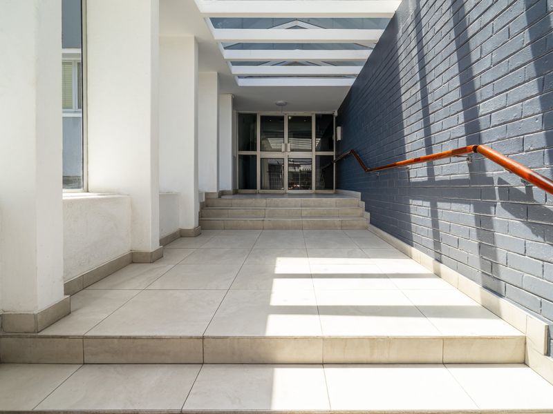 Unlock the Potential of This Sea Point Apartment! - Photo 6