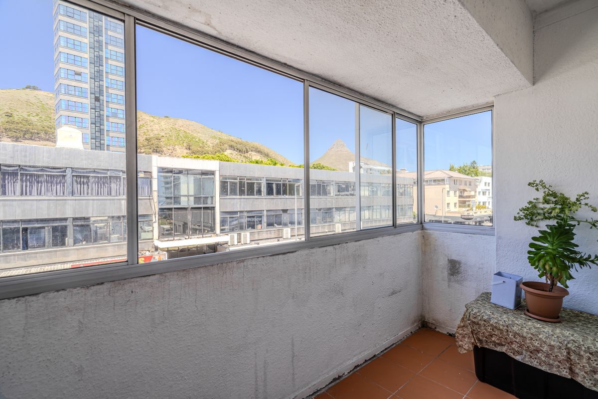 Unlock the Potential of This Sea Point Apartment! - Photo 2