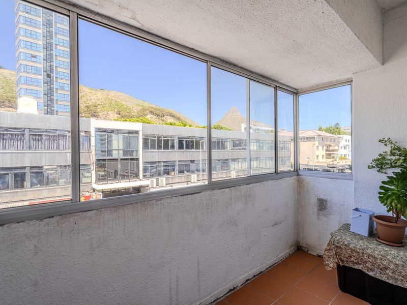 Unlock the Potential of This Sea Point Apartment! - Photo 2