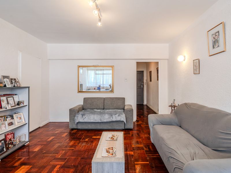 Unlock the Potential of This Sea Point Apartment! - Photo 3